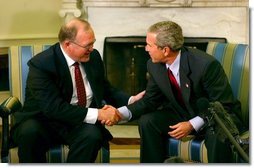 President George W. Bush meets with Swedish Prime Minister Goran Persson in the Oval Office Wednesday, April 28, 2004.  White House photo by Paul Morse