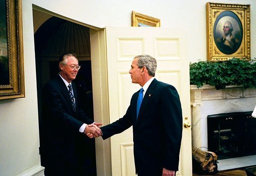President George W. Bush welcomes Prime Minister Goh Chok Tong of Singapore to the Oval Office Wednesday, May 5, 2004. White House photo by Eric Draper