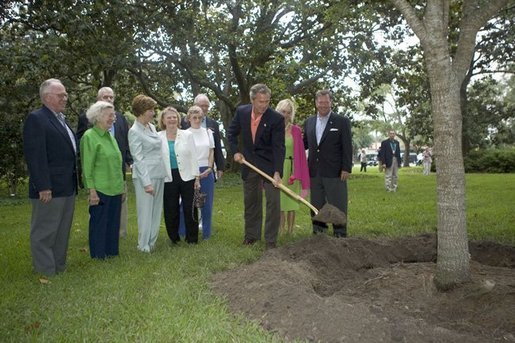 Continuing a tradition of commemorating visits by planting a Live Oak, President George W. Bush plants a tree on Sea Island, Ga., during his visit as host of this week’s G8 Summit Monday, June 7, 2004. White House photo by Eric Draper.