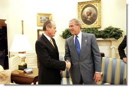 President George W. Bush shakes hands with Prime Minister Peter Medgyessy of Hungary at the end of their meeting in the Oval Office, Tuesday, June 22, 2004.   White House photo by Eric Draper