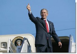 President George W. Bush gives a thumbs up to a crowd of well wishers gathered to see his departure aboard Air Force One at Waco's TSTC Airport in Waco, Texas, Wednesday, Aug. 4, 2004.   White House photo by Eric Draper