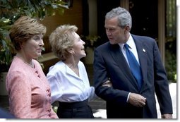 President George W. Bush and Mrs. Bush visit with Nancy Reagan outside the former First Lady's residence in Bel Air, Calif., Thursday, Aug. 12, 2004.  White House photo by Eric Draper