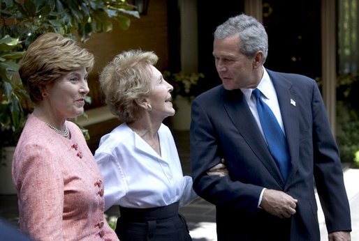 President George W. Bush and Mrs. Bush visit with Nancy Reagan outside the former First Lady's residence in Bel Air, Calif., Thursday, Aug. 12, 2004. White House photo by Eric Draper