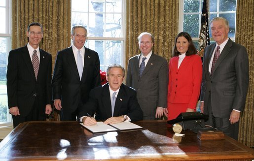 President George W. Bush signs an executive order on the establishment of the Committee on Ocean Policy in the Oval Office Friday, Dec. 17, 2004. White House photo by Paul Morse