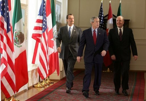President George W. Bush walks with Mexico President Vicente Fox, left, and Canadian Prime Minister Paul Martin upon their arrival Wednesday, March 23, 2005, at the Bill Daniels Activity Center at Baylor University in Waco, Texas. White House photo by Eric Draper