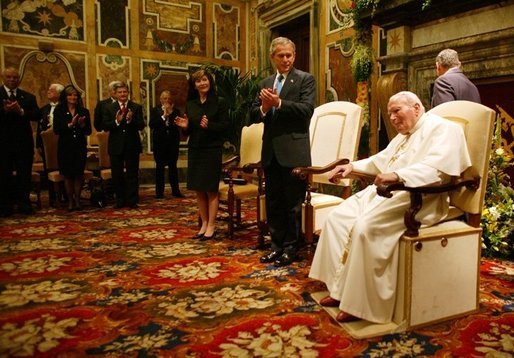 The President and first lady stand and applaud the Pope during their audience with him in June 2004 at which the President presented the Pope with the Medal of Freedom. White House photo by Eric Draper