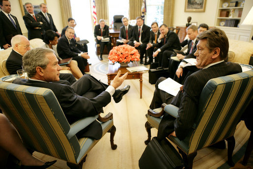President George W. Bush talks with Ukrainian President Viktor Yushchenko in the Oval Office Monday, April 4, 2005.White House photo by Eric Draper