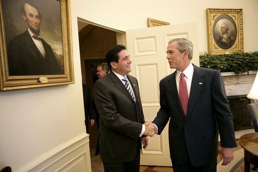 President George W. Bush hosts a visit by Panamanian President Martin Torrijos in the Oval Office Thursday, April 28, 2005. White House photo by Eric Draper