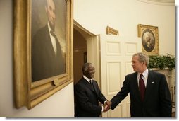 President George W. Bush welcomes President Thabo Mbeki of South Africa, to the Oval Office of the White House Wednesday, June 1, 2005.  White House photo by Eric Draper