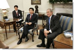 President George W. Bush and President Roh Moo-hyun of the Republic of Korea meet in the Oval Office Friday, June 10, 2005.  White House photo by Paul Morse