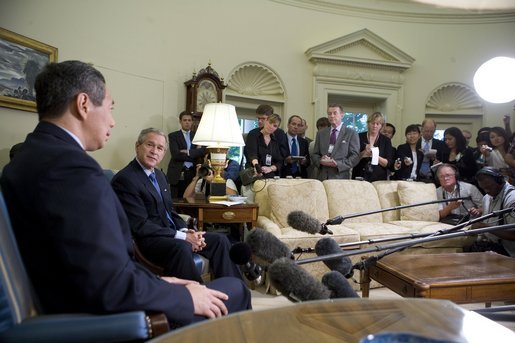 The media gathers in the Oval Office Tuesday, July 12, 2005, as President George W. Bush visits with Singapore Prime Minister Lee Hsien Loong. White House photo by Eric Draper