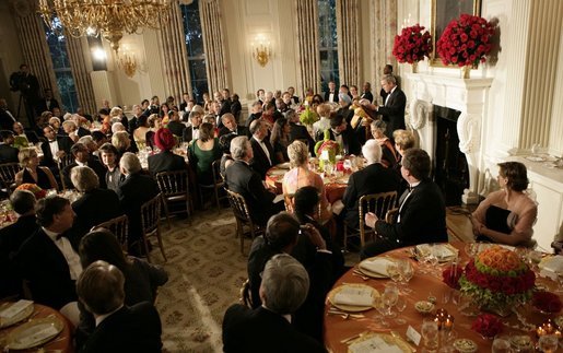 President George W. Bush addresses guests during the official dinner for India's Prime Minister Dr. Manmohan Singh, in the State Dining Room, Monday evening, July 18, 2005, at the White House. White House photo by Eric Draper