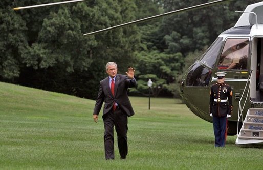 President George W. Bush waves upon arriving at the South Lawn of the White House Wednesday, August 31, 2005. This afternoon President Bush meets with his task force regarding Hurricane Katrina. White House photo by Krisanne Johnson