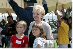 Lynne Cheney poses for photos with children at George Washington's Mount Vernon Estate, Friday, Sept. 16, 2005 in Mount Vernon, Va., during the Constitution Day 2005: Telling America's Story event.  White House photo by Shealah Craighead