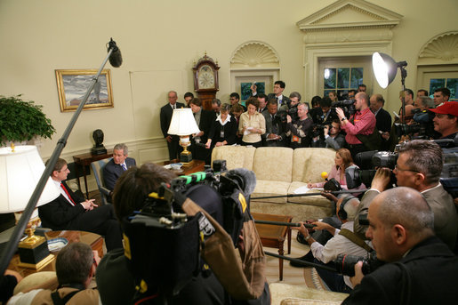 The media gathers around President George W. Bush and Prime Minister Ferenc Gyurcsany of Hungary during their photo opportunity in the Oval Office Friday, Oct. 7, 2005. White House photo by Paul Morse