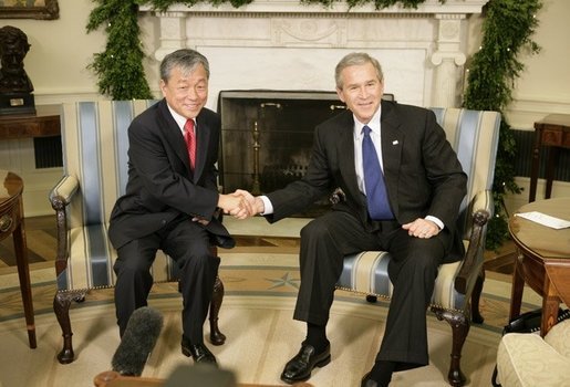 President George W. Bush welcomes Dr. Lee Jong-wook, the Director-General of the World Health Organization, to the Oval Office, Tuesday, Dec. 6, 2005. White House photo by Eric Draper