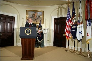 El Presidente George W. Bush pronuncia un discurso radial el sábado, 17 de diciembre de 2005