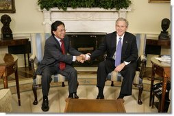 President George W. Bush welcomes Peru's President Alejandro Toledo to the Oval Office, Friday, March 10, 2006 at the White House. White House photo by Eric Draper