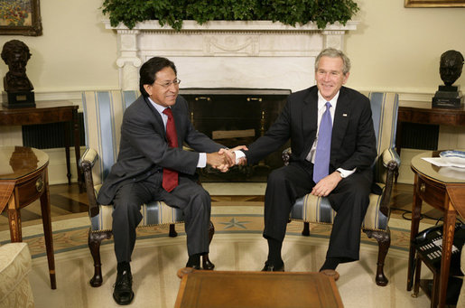 President George W. Bush welcomes Peru's President Alejandro Toledo to the Oval Office, Friday, March 10, 2006 at the White House. White House photo by Eric Draper