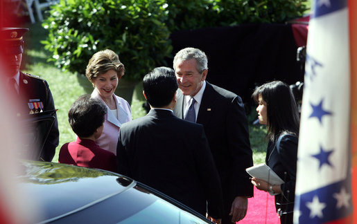 President George W. Bush and Mrs. Bush welcome Chinese President Hu Jintao and his wife, Madam Liu Yongqing, upon their arrival to the White House Thursday, April 20, 2006. White House photo by David Bohrer