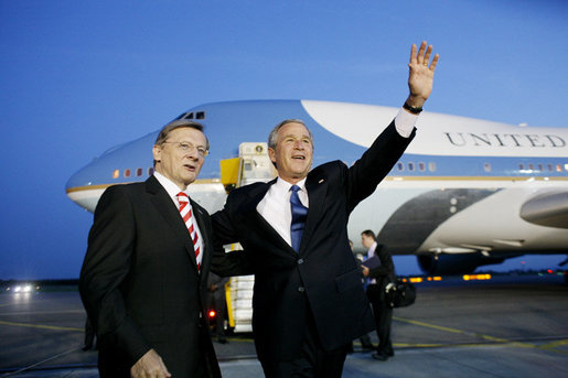 President George W. Bush waves as he is welcomed by Austrian Chancellor Wolfgang Schuessel upon his arrival to Vienna’s Schwechat Airport Tuesday evening, June 20, 2006. President Bush will participate in the annual U.S.-EU Summit scheduled to begin Wednesday in Vienna. White House photo by Eric Draper