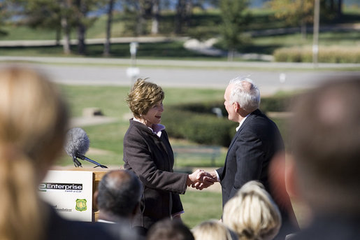 Mrs. Laura Bush shakes hands with Andy Taylor, chairman and CEO of Enterprise Rent-A-Car, following her remarks Thursday, October 11, 2006, during a tree planting ceremony for the Enterprise 50 Million Tree Pledge in St. Louis, Missouri. White House photo by Shealah Craighead