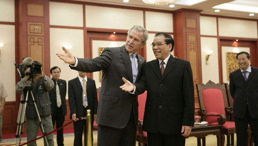 President George W. Bush meets with Nong Duc Manh, General Secretary of the Communist Party, at Central Party Headquarters in Hanoi Friday, Nov. 17, 2006. White House photo by Eric Draper