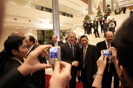 President George W. Bush is the focus of onlookers as he departs the National Conference Center Saturday, Nov. 18, 2006, following the first session of the 2006 APEC Summit in Hanoi. White House photo by Eric Draper