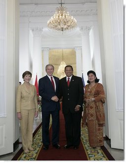 President George W. Bush and Mrs. Laura Bush are greeted by President Susilo Bambang Yudhoyono of Indoniesia and Herawati Yudhoyono at the Presidential Palace in Bogor, Indonesia, after arriving in the country for a six-hour visit Monday, Nov. 20, 2006.  White House photo by Eric Draper