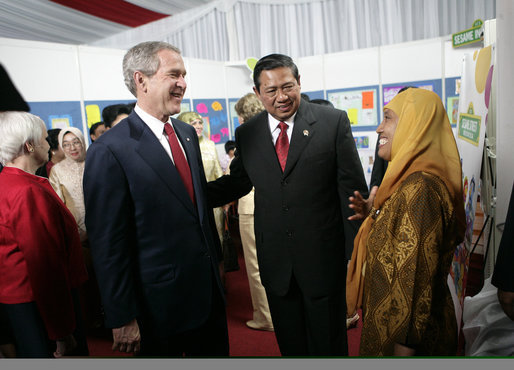 President George W. Bush and Indonesian President Susilo Bambang Yudhoyono talk with an educator Monday, Nov. 20, 2006, during a drop-by educational event at the Bogor Palace in Bogor, Indonesia. White House photo by Eric Draper