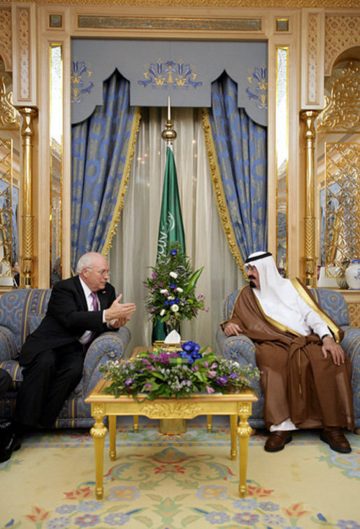 Vice President Dick Cheney meets with King Abdullah of Saudi Arabia at the King's Palace in Riyadh, Saturday, November 25, 2006. The Vice President traveled to Saudi Arabia for a day of talks with Saudi officials regarding issues in the Middle East region. White House photo by David Bohrer