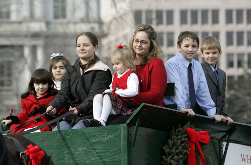 Some of the younger members of the Botek family bring in the official White House Christmas tree to Mrs. Laura Bush on the North Portico Monday, Nov. 27, 2006. The Botek family owns Crystal Springs Tree Farm and donated the 18-foot Douglas fir tree. White House photo by Kimberlee Hewitt