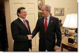 President George W. Bush welcomes European Commission President José Manuel Barroso to the Oval Office, Monday, January 8, 2007.  White House photo by Eric Draper