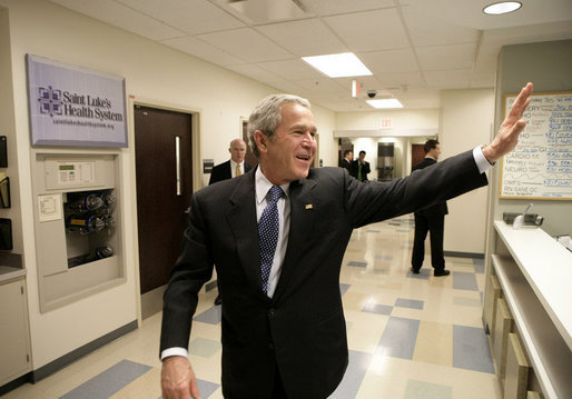 President George W. Bush waves goodbye to staff members following his tour at the Saint Luke’s-Lee’s Summit hospital in Lee’s Summit, Mo., Thursday, Jan 25, 2007, where President Bush also participated in a roundtable discussion on health care initiatives. White House photo by Eric Draper