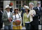 El Presidente George W. Bush acompaña a cultivadores de café el domingo, 11 de marzo de 2007 durante su visita al Palacio Presidencial en Bogotá, Colombia. Foto de Eric Draper de la Casa Blanca. 