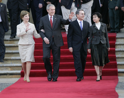 El Presidente George W. Bush y la señora Laura Bush se despiden del Presidente Álvaro Uribe y la Primera Dama Lina Moreno de Uribe de Colombia al concluir su visita al Palacio Presidencial en Bogotá el domingo, 11 de marzo de 2007. Foto de Eric Draper de la Casa Blanca. 