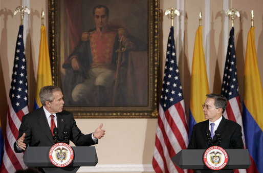 El Presidente George W. Bush y el Presidente Álvaro Uribe se dirigen a la prensa el domingo, 11 de marzo de 2007 en Bogotá, Colombia. Foto de Paul Morse de la Casa Blanca. 