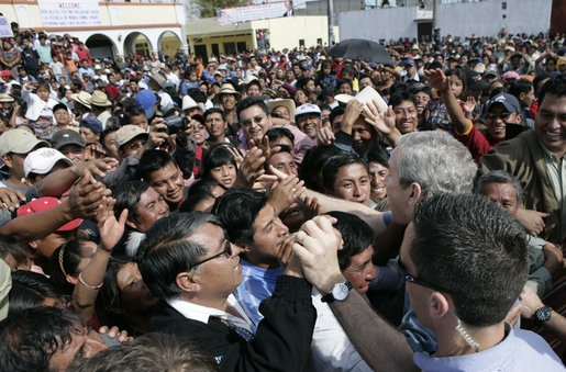 Hundreds of villagers greet President George W. Bush and Mrs. Laura Bush Monday, March 12, 2007, during their visit to Santa Cruz Balanya, Guatemala. White House photo by Eric Draper