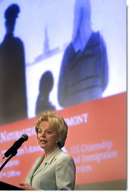 Mrs. Lynne Cheney addresses a group of naturalized American citizens during a special naturalization ceremony at the National Archives Tuesday, April 17, 2007, in Washington, D.C.  