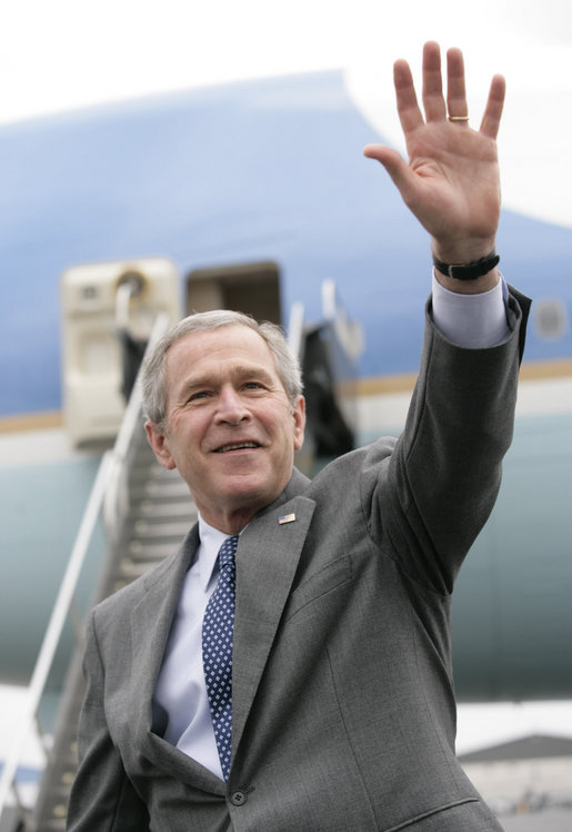 President George W. Bush waves upon arrival Thursday, April 19, 2007, at Dayton International Airport in Dayton, Ohio, where he delivered remarks on the global war on terror. White House photo by Eric Draper