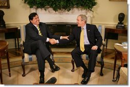 President George W. Bush and President Alan Garcia of Peru share a light moment as they shake hands during a visit Monday, April 23, 2007, in the Oval Office. In the United States to promote free trade between the countries, the Peruvian leader said, "It is important to show the world that a democracy, with investment, leads to development."  White House photo by Eric Draper