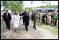 Vice President Dick Cheney and Mrs. Lynne Cheney waive to onlookers gathered during 400th anniversary celebrations at Jamestown Settlement in Williamsburg, Virginia Friday, May 4, 2007. White House photo by David Bohrer