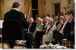 Violinist Itzhak Perlman plays during the entertainment portion of the White House State Dinner in honor on Her Majesty Queen Elizabeth II, Monday evening, May 7, 2007, in the East Room at the White House. White House photo by Eric Draper