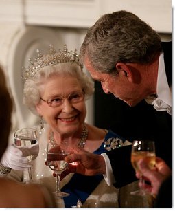 President George W. Bush toasts Her Majesty Queen Elizabeth II of Great Britain following welcoming remarks Monday, May 7, 2007, during the State Dinner in her honor at the White House. White House photo by Eric Draper