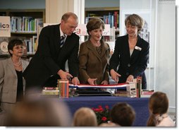 Mrs. Laura Bush participates in a ribbon-cutting Wednesday, June 6, 2007, at the Schwerin City Library in Schwerin, Germany. Joining her are Norbert Claussen, Lord Mayor of Schwerin, and Heidrun Hamann, the Director of the library.  White House photo by Shealah Craighead
