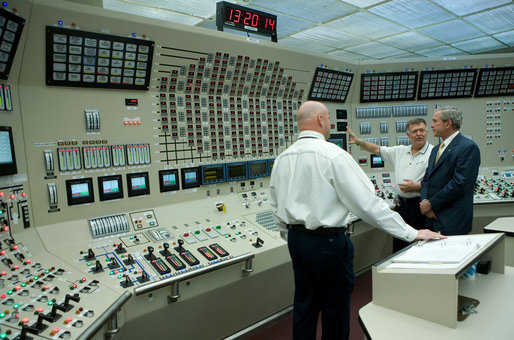 President George W. Bush tours the control room at Browns Ferry Nuclear Plant Thursday, June 21, 2007, in Athens, Ala. White House photo by Chris Greenberg