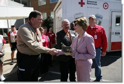 Mrs. Laura Bush meets Jay Reeves, Red Cross worker and first responder to the I-35W bridge collapse in Minneapolis, Friday, Aug. 3, 2007. In an act of courage, Mr. Reeves sprang into action and helped pull children from a stranded school bus on the bridge.  White House photo by Chris Greenberg