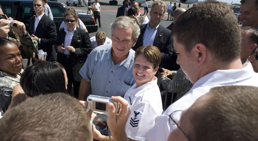 President George W. Bush poses for photographs with military personnel Saturday, Sept 8, 2007, prior to his departure from Hickam Air Force Base, Honolulu. The stop was the last on a weeklong trip abroad. White House photo by Chris Greenberg