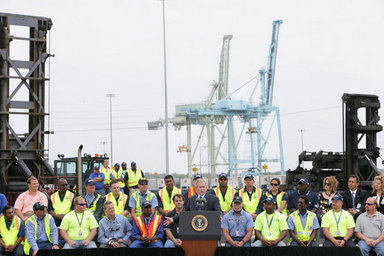 El Presidente George W. Bush realizó una visita al puerto de Jacksonville, en el estado de la Florida, donde pronunció un discurso sobre la política comercial de los Estados Unidos. Foto por Chris Greenberg de la Casa Blanca.