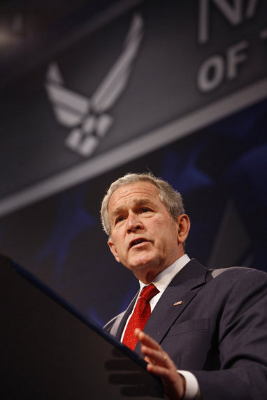 La Guerra Mundial Contra El Terrorismo fue el tema del discurso que el Presidente George W. Bush pronunció el pasado 27 de marzo de 2008, en los predios del Museo Nacional de la Fuerza Aérea de Estados Unidos, en Dayton, Ohio. Foto por Eric Draper de la Casa Blanca.